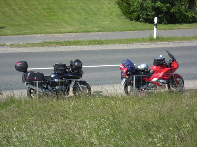 Die Motorräder hinterm Deich